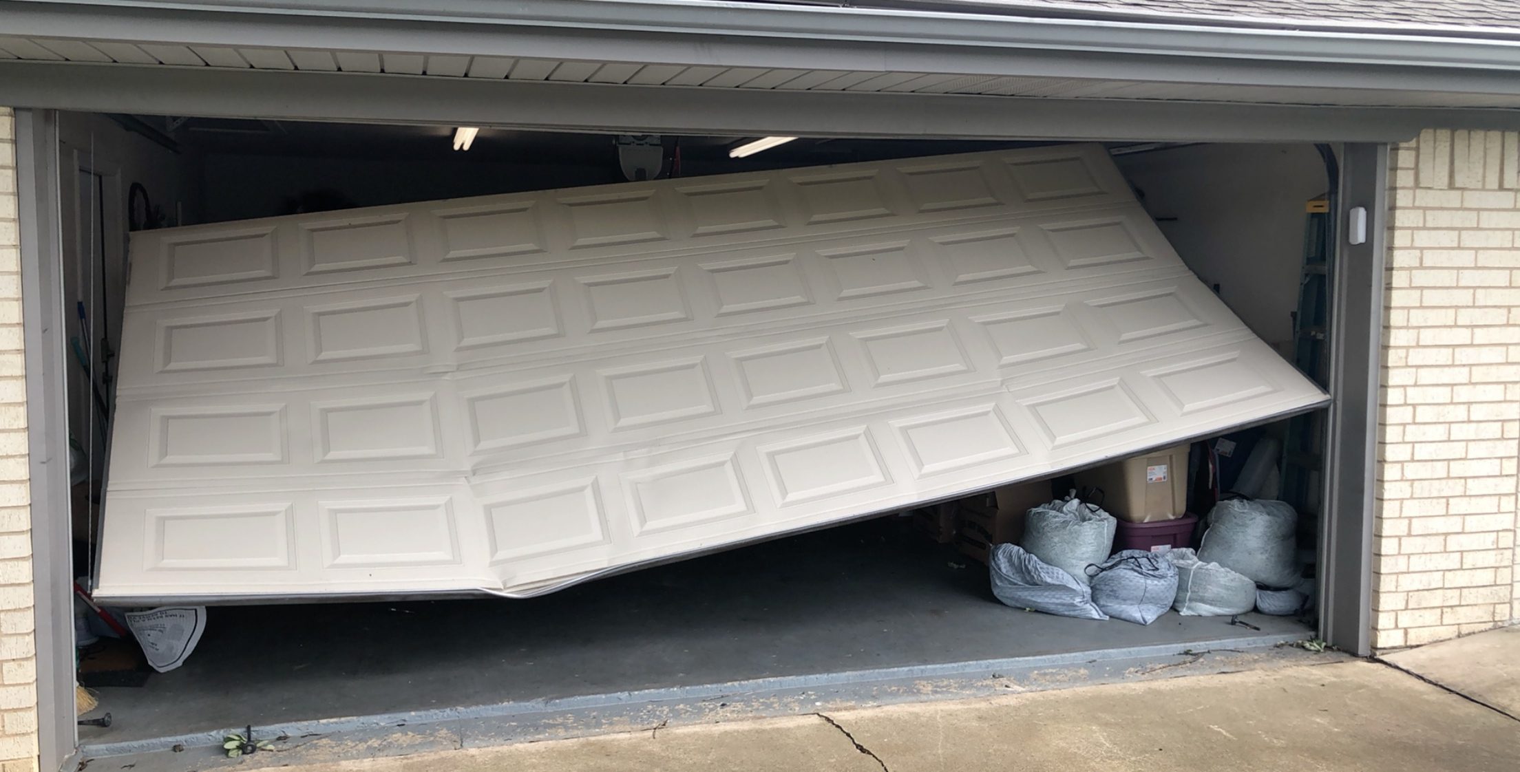 Read more about the article Common Garage Door Problems and How to Fix Them