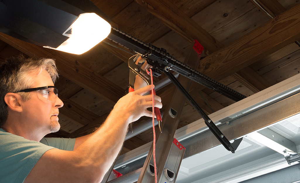 Read more about the article Essential Garage Door Maintenance Tips for Homeowners